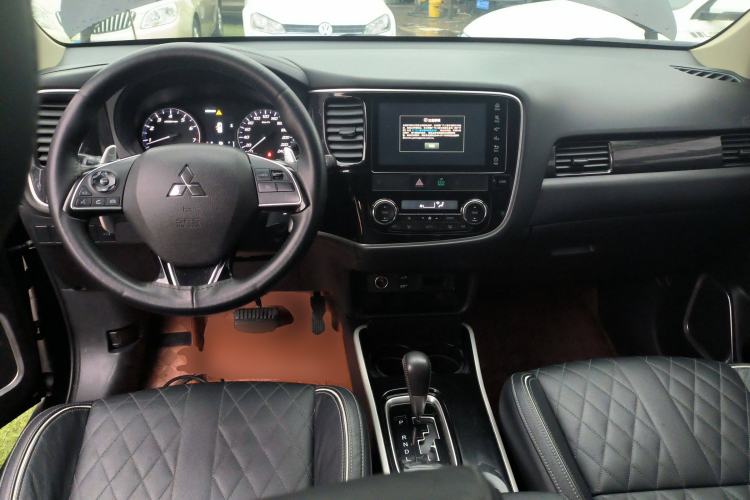 Used Mitsubishi Outlander 2020 2.4L 4x4 Zhi Xiang Edition 7-Seater Center Console