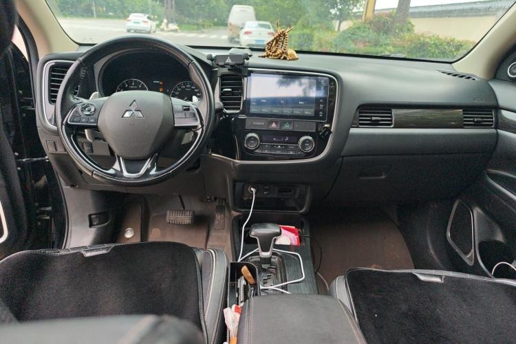 Used Mitsubishi Outlander 2020 2.4L 4x4 Zhi Xiang Edition 7-Seater Center Console