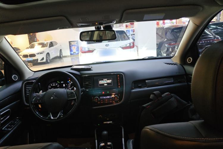 Used Mitsubishi Outlander 2020 2.4L 4x4 Zhi Xiang Edition 5 Seats Center Console