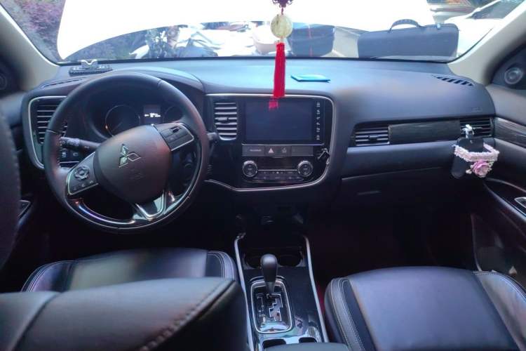 Used Mitsubishi Outlander 2020 2.0L Two-Wheel Drive Enjoyment Version 5 Seats Center Console