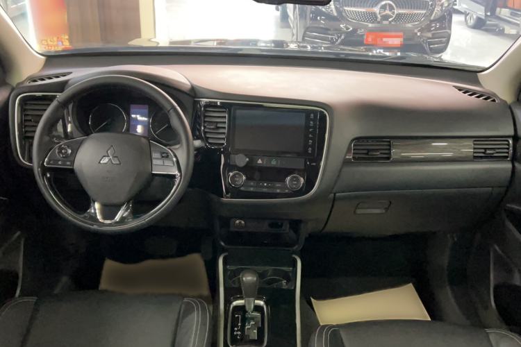 Used Mitsubishi Outlander 2020 2.0L Two-Wheel Drive Comfort Edition 5 Seats Center Console