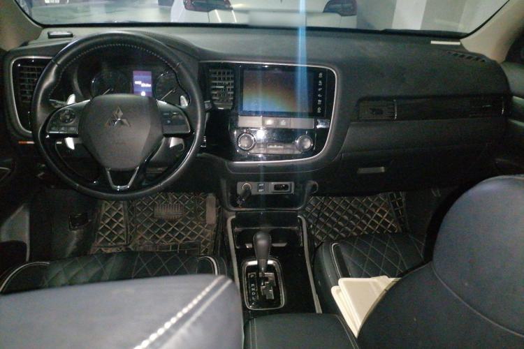 Used Mitsubishi Outlander 2020 2.4L 4x4 Zhi Xiang Edition 7-Seater Center Console