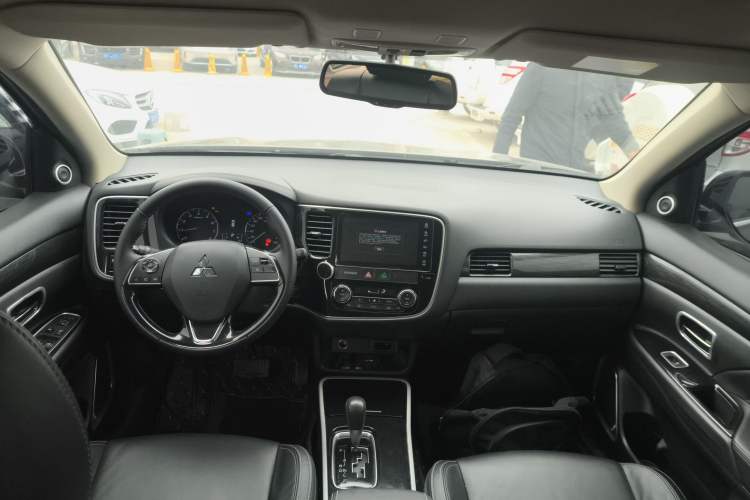 Used Mitsubishi Outlander 2020 2.0L Two-Wheel Drive Comfort Edition 7-Seater Center Console