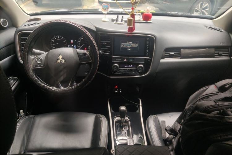 Used Mitsubishi Outlander 2020 2.0L Two-Wheel Drive Comfort Edition 7-Seater Center Console