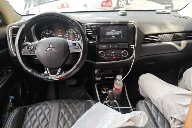 Used Mitsubishi Outlander 2020 2.0L Two-Wheel Drive Comfort Edition 7-Seater Center Console