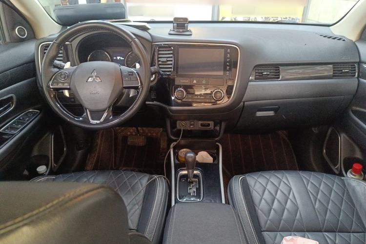 Used Mitsubishi Outlander 2020 2.4L 4x4 Zhi Xiang Edition 7-Seater Center Console