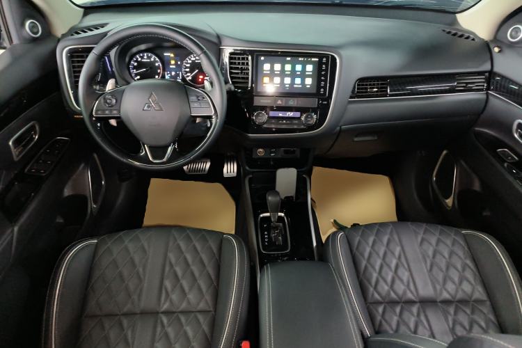 Used Mitsubishi Outlander 2020 2.4L 4x4 Zhi Xiang Edition 5 Seats Center Console