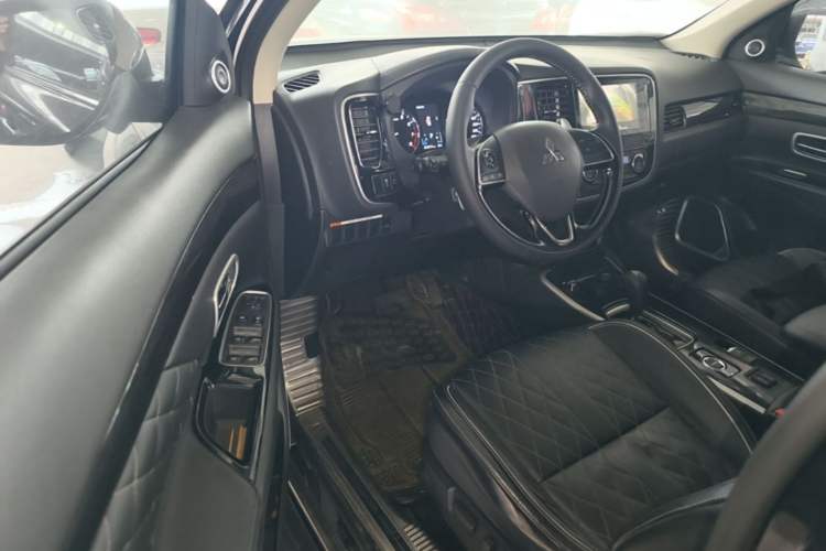 Used Mitsubishi Outlander 2020 2.4L 4x4 Zhi Xiang Edition 5 Seats Driver Seat
