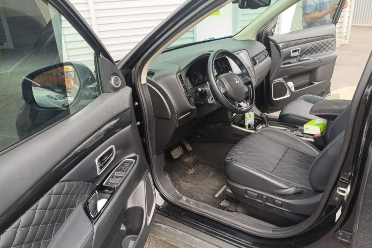 Used Mitsubishi Outlander 2020 2.4L 4x4 Zhi Xiang Edition 7-Seater Driver Seat