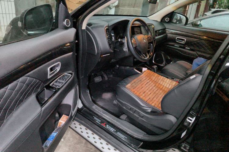 Used Mitsubishi Outlander 2020 2.4L 4x4 Zhi Xiang Edition 7-Seater Driver Seat