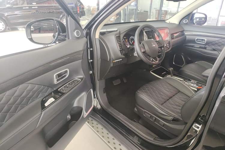 Used Mitsubishi Outlander 2020 2.4L 4x4 Zhi Xiang Edition 5 Seats Driver Seat