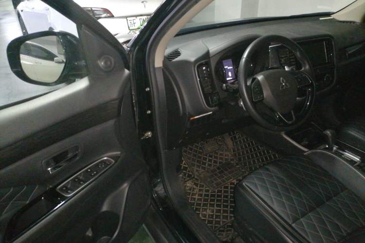 Used Mitsubishi Outlander 2020 2.4L 4x4 Zhi Xiang Edition 7-Seater Driver Seat