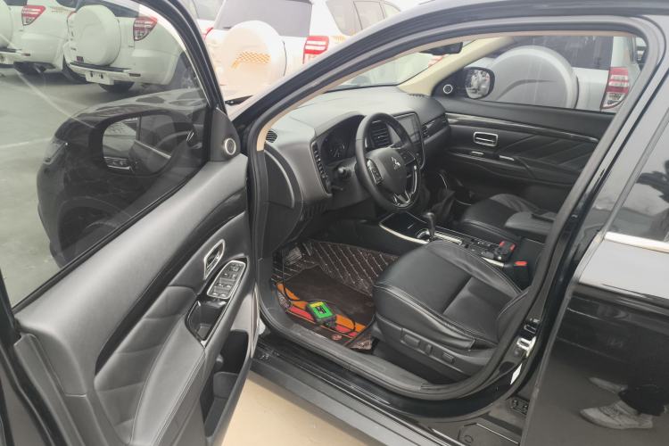Used Mitsubishi Outlander 2020 2.0L Two-Wheel Drive Comfort Edition 7-Seater Driver Seat