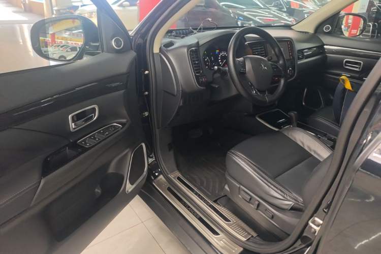 Used Mitsubishi Outlander 2020 2.0L Two-Wheel Drive Enjoyment Version 5 Seats Driver Seat