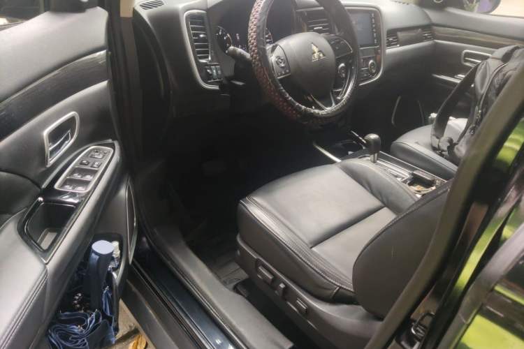 Used Mitsubishi Outlander 2020 2.0L Two-Wheel Drive Comfort Edition 7-Seater Driver Seat