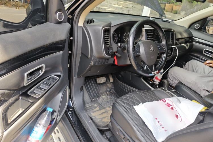 Used Mitsubishi Outlander 2020 2.0L Two-Wheel Drive Comfort Edition 7-Seater Driver Seat