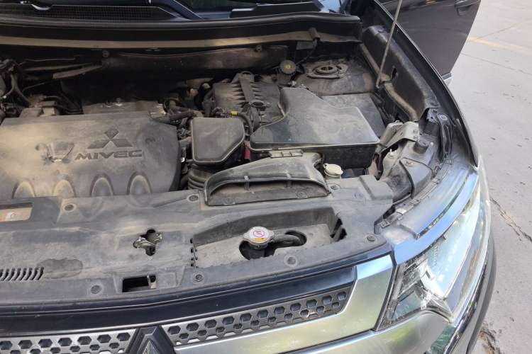 Used Mitsubishi Outlander 2020 2.0L Two-Wheel Drive Enjoyment Version 5 Seats Engine Bay Left