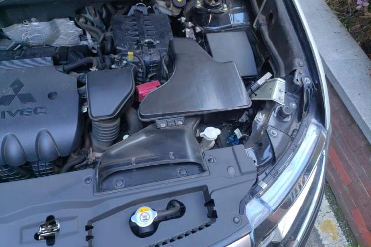 Used Mitsubishi Outlander 2020 2.0L Two-Wheel Drive Enjoyment Version 5 Seats Engine Bay Left