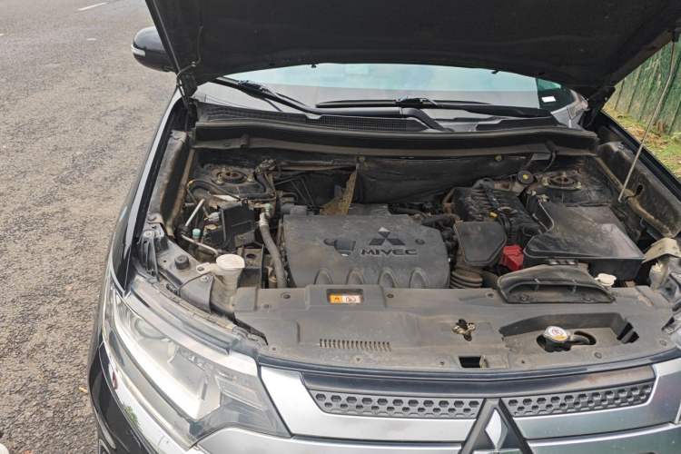 Used Mitsubishi Outlander 2020 2.0L Two-Wheel Drive Enjoyment Version 5 Seats Engine Bay Right