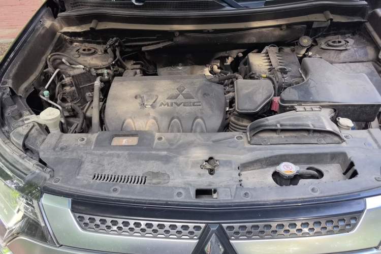 Used Mitsubishi Outlander 2020 2.0L Two-Wheel Drive Enjoyment Version 5 Seats Engine Bay Right