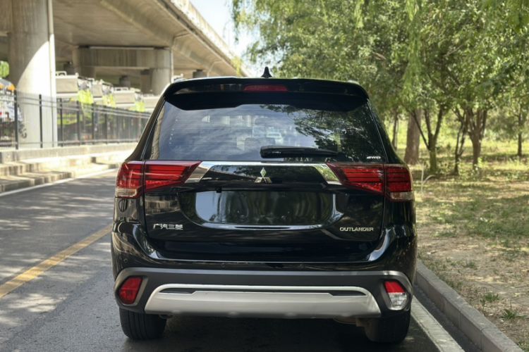 Used Mitsubishi Outlander 2020 2.4L 4x4 Zhi Xiang Edition 5 Seats Exterior 3