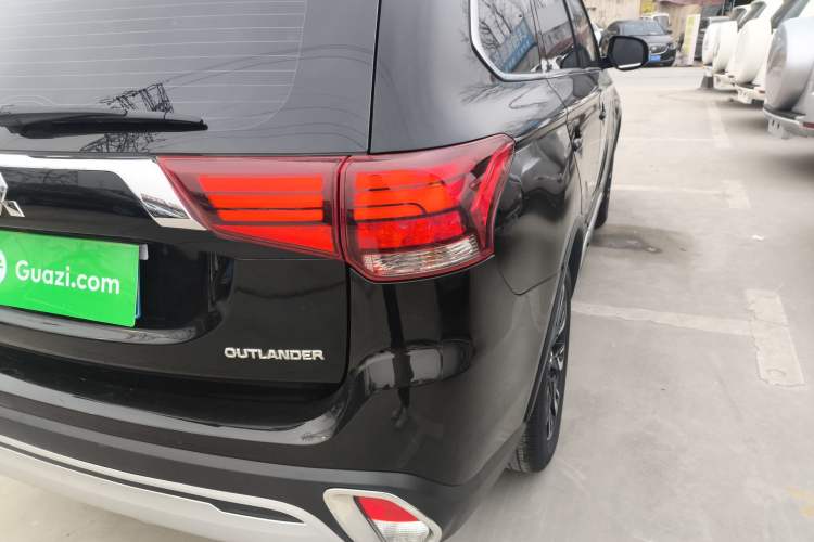 Used Mitsubishi Outlander 2020 2.0L Two-Wheel Drive Comfort Edition 7-Seater Exterior 3