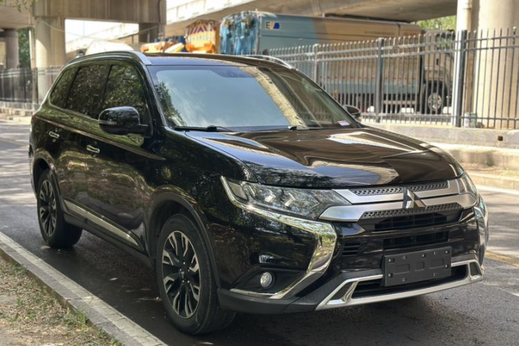 Used Mitsubishi Outlander 2020 2.4L 4x4 Zhi Xiang Edition 5 Seats Exterior 4
