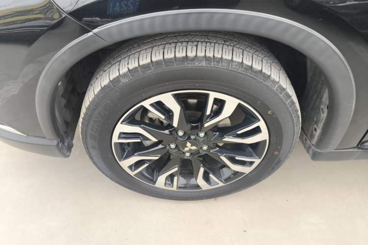 Used Mitsubishi Outlander 2020 2.0L Two-Wheel Drive Comfort Edition 7-Seater Exterior 4