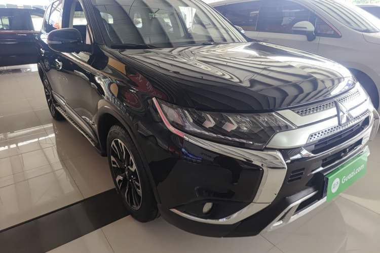 Used Mitsubishi Outlander 2020 2.4L 4x4 Zhi Xiang Edition 5 Seats Front Right 45 Deg