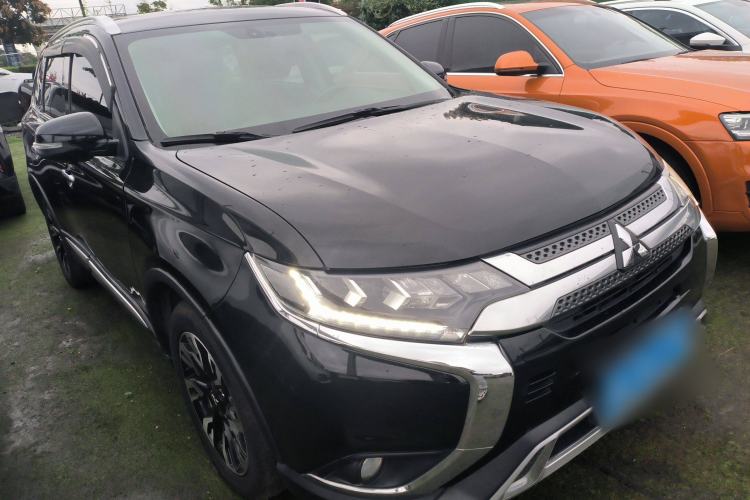 Used Mitsubishi Outlander 2020 2.4L 4x4 Zhi Xiang Edition 7-Seater Front Right 45 Deg