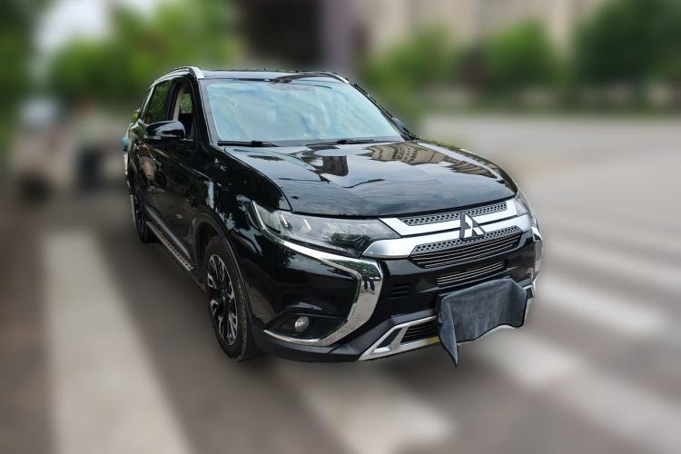 Used Mitsubishi Outlander 2020 2.4L 4x4 Zhi Xiang Edition 7-Seater Front Right 45 Deg