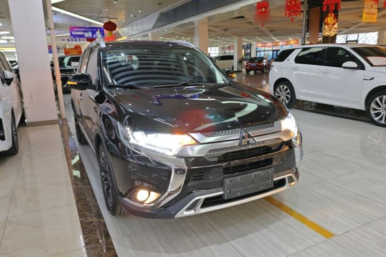 Used Mitsubishi Outlander 2020 2.4L 4x4 Zhi Xiang Edition 5 Seats Front Right 45 Deg