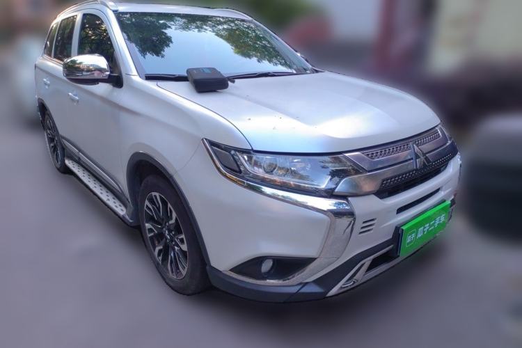 Used Mitsubishi Outlander 2020 2.0L Two-Wheel Drive Enjoyment Version 5 Seats Front Right 45 Deg