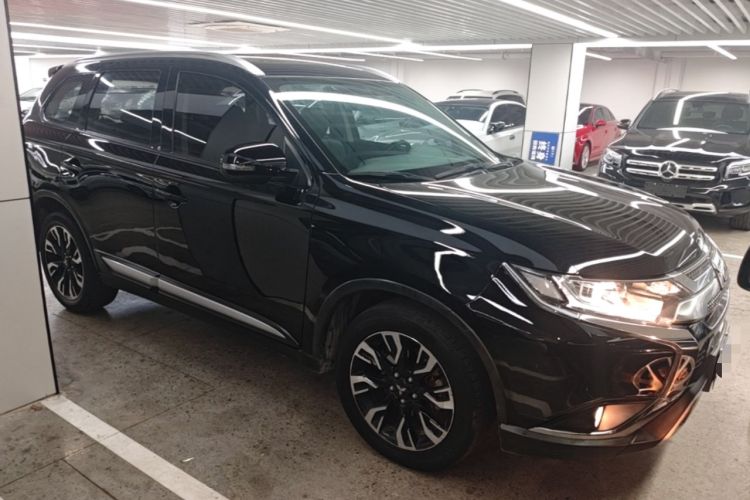 Used Mitsubishi Outlander 2020 2.0L Two-Wheel Drive Enjoyment Version 5 Seats Front Right 45 Deg