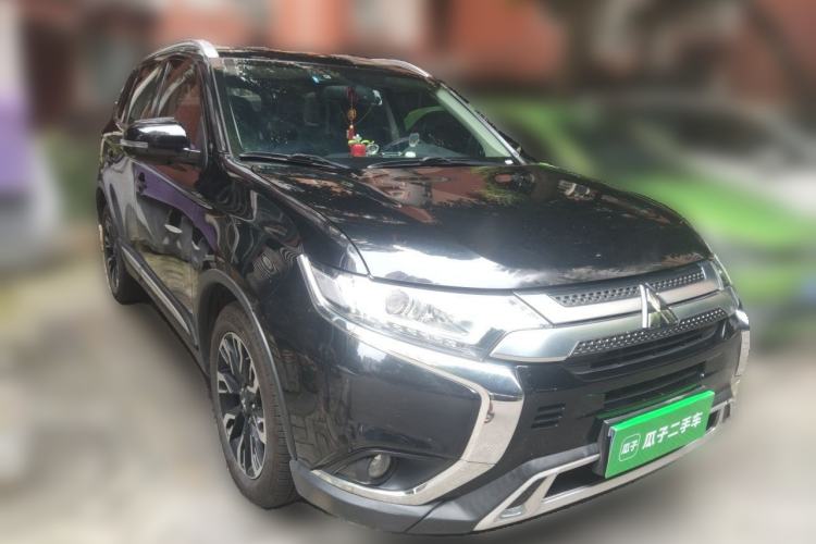 Used Mitsubishi Outlander 2020 2.0L Two-Wheel Drive Comfort Edition 7-Seater Front Right 45 Deg