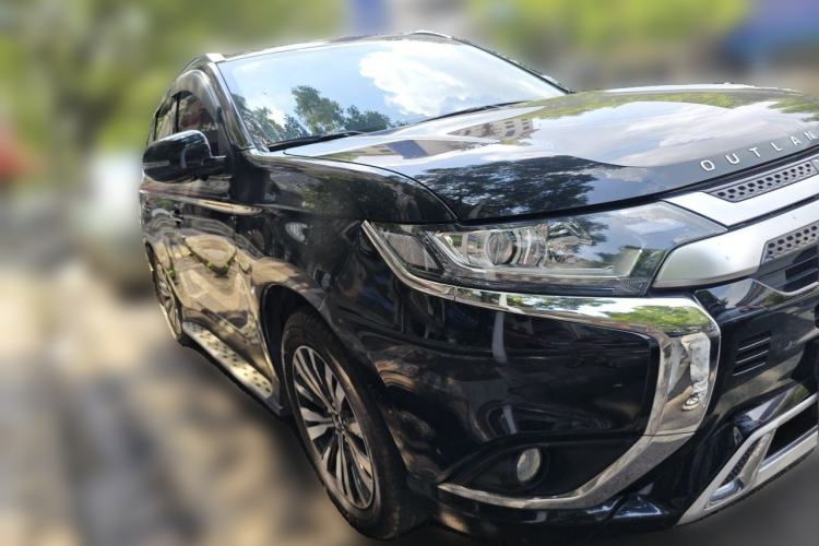 Used Mitsubishi Outlander 2020 2.0L Two-Wheel Drive Comfort Edition 7-Seater Front Right 45 Deg