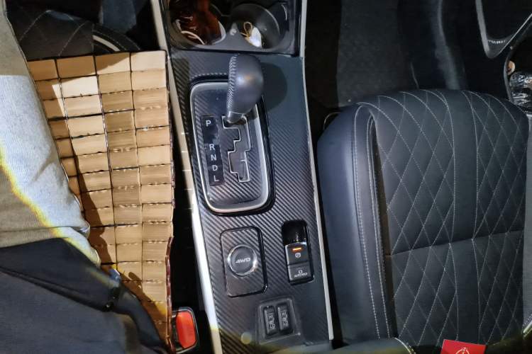 Used Mitsubishi Outlander 2020 2.4L 4x4 Zhi Xiang Edition 7-Seater Gear Lever