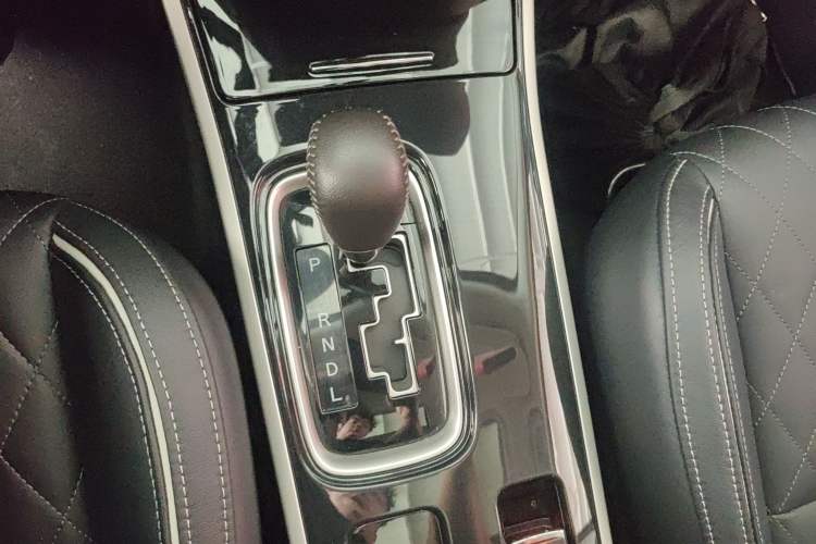 Used Mitsubishi Outlander 2020 2.4L 4x4 Zhi Xiang Edition 5 Seats Gear Lever