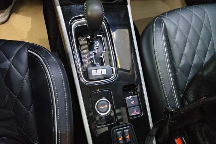 Used Mitsubishi Outlander 2020 2.4L 4x4 Zhi Xiang Edition 5 Seats Gear Lever