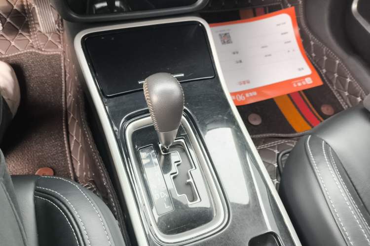 Used Mitsubishi Outlander 2020 2.0L Two-Wheel Drive Comfort Edition 7-Seater Gear Lever