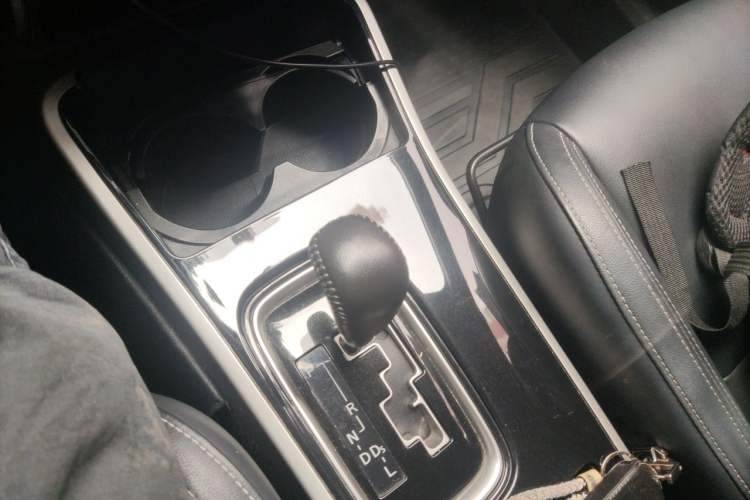 Used Mitsubishi Outlander 2020 2.0L Two-Wheel Drive Comfort Edition 7-Seater Gear Lever