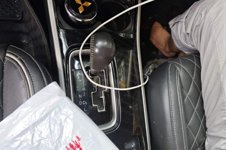 Used Mitsubishi Outlander 2020 2.0L Two-Wheel Drive Comfort Edition 7-Seater Gear Lever