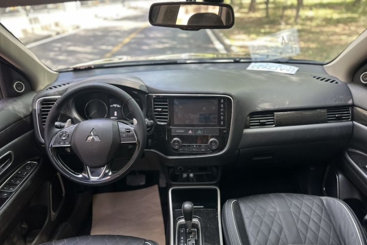 Used Mitsubishi Outlander 2020 2.4L 4x4 Zhi Xiang Edition 5 Seats Interior 2