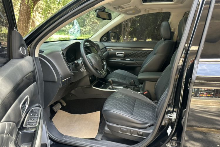 Used Mitsubishi Outlander 2020 2.4L 4x4 Zhi Xiang Edition 5 Seats Interior 4