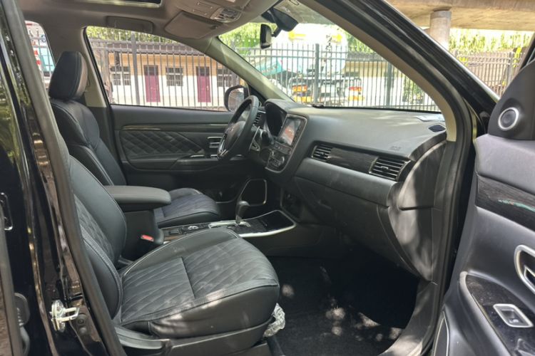 Used Mitsubishi Outlander 2020 2.4L 4x4 Zhi Xiang Edition 5 Seats Interior 6