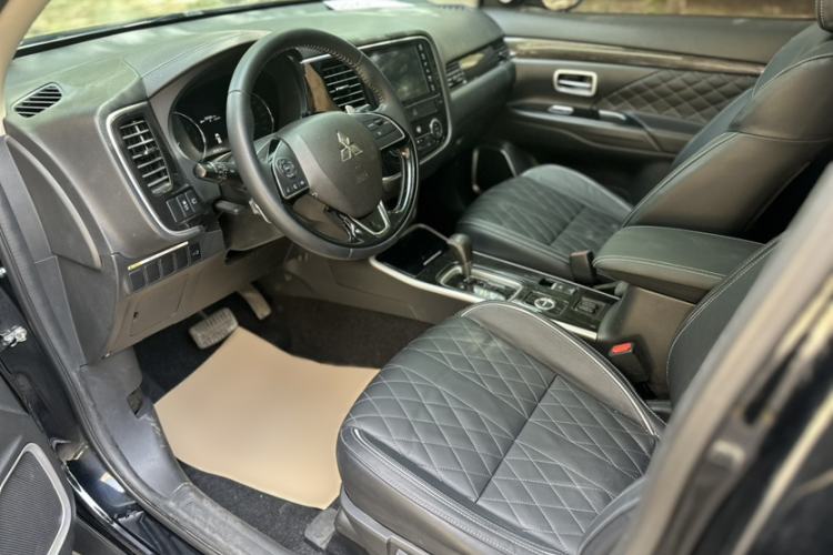 Used Mitsubishi Outlander 2020 2.4L 4x4 Zhi Xiang Edition 5 Seats Interior 7