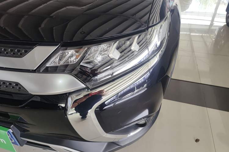 Used Mitsubishi Outlander 2020 2.4L 4x4 Zhi Xiang Edition 5 Seats Left Front Headlight