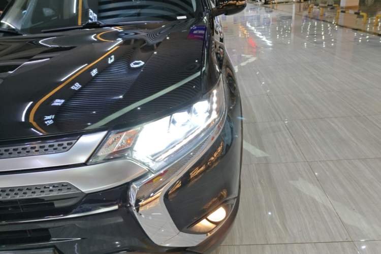 Used Mitsubishi Outlander 2020 2.4L 4x4 Zhi Xiang Edition 5 Seats Left Front Headlight