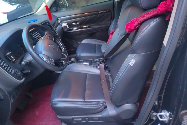 Used Mitsubishi Outlander 2020 2.0L Two-Wheel Drive Enjoyment Version 5 Seats Left Front Seat