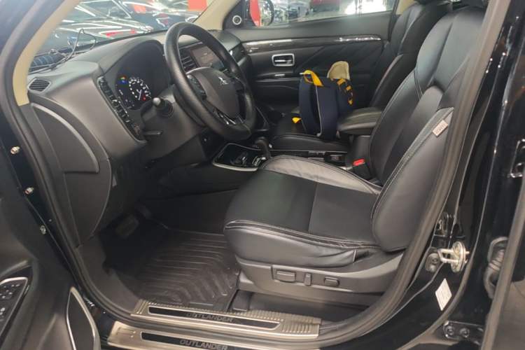 Used Mitsubishi Outlander 2020 2.0L Two-Wheel Drive Enjoyment Version 5 Seats Left Front Seat